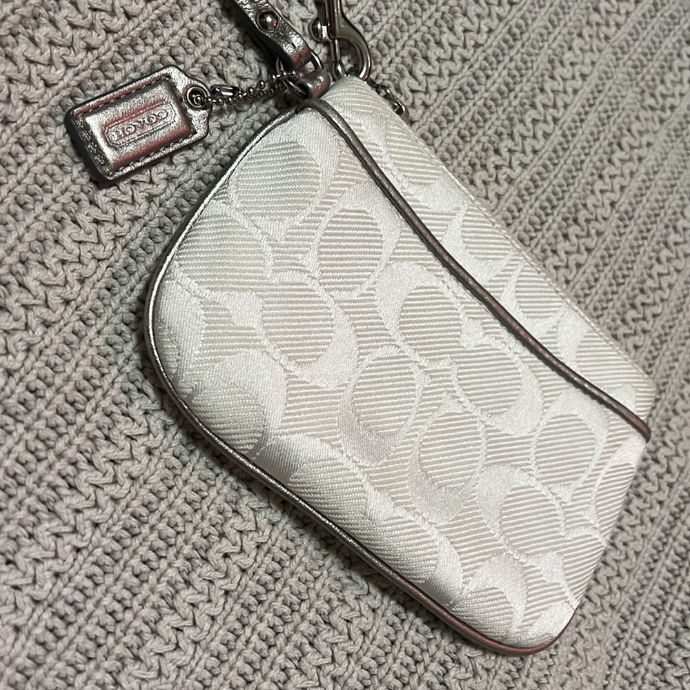 👛 NWOT White & Pink Coach Wristlet 👛